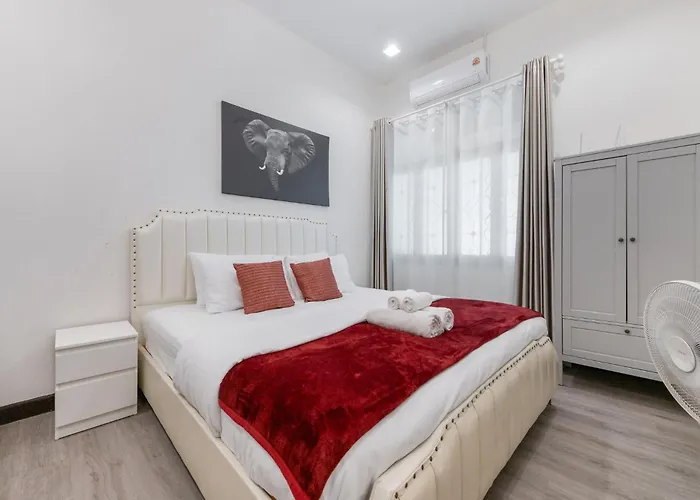 Bangrak House 200 Meters Near Bts Saphantaksin In Casa vacanze Bangkok